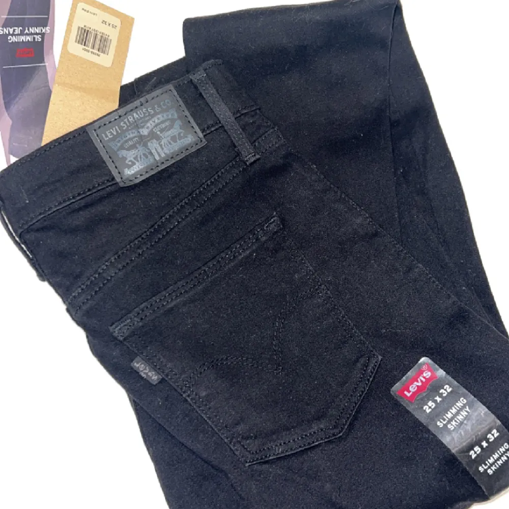 Ett par svarta Levis byxor i storlek 25x32 (slimmimg skinny). Jeansen är stretchiga. Helt oanvända med etiketten på. . Farkut & Housut.