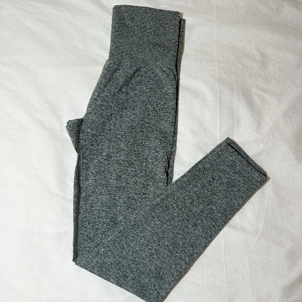 Skönaste tightsen jag äger men jag har redan de grå och de är vääldigt lika i färgen . Jeans & Byxor.