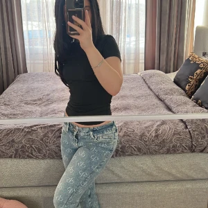 Kortärmad topp i skönt och stretchigt material  - Säljer denna snygga topp i skönt och mjukt material. Helt oanvänd med prislappen kvar. Kontakta mig vid frågor💞 Säljer även jeansen på mitt konto💘