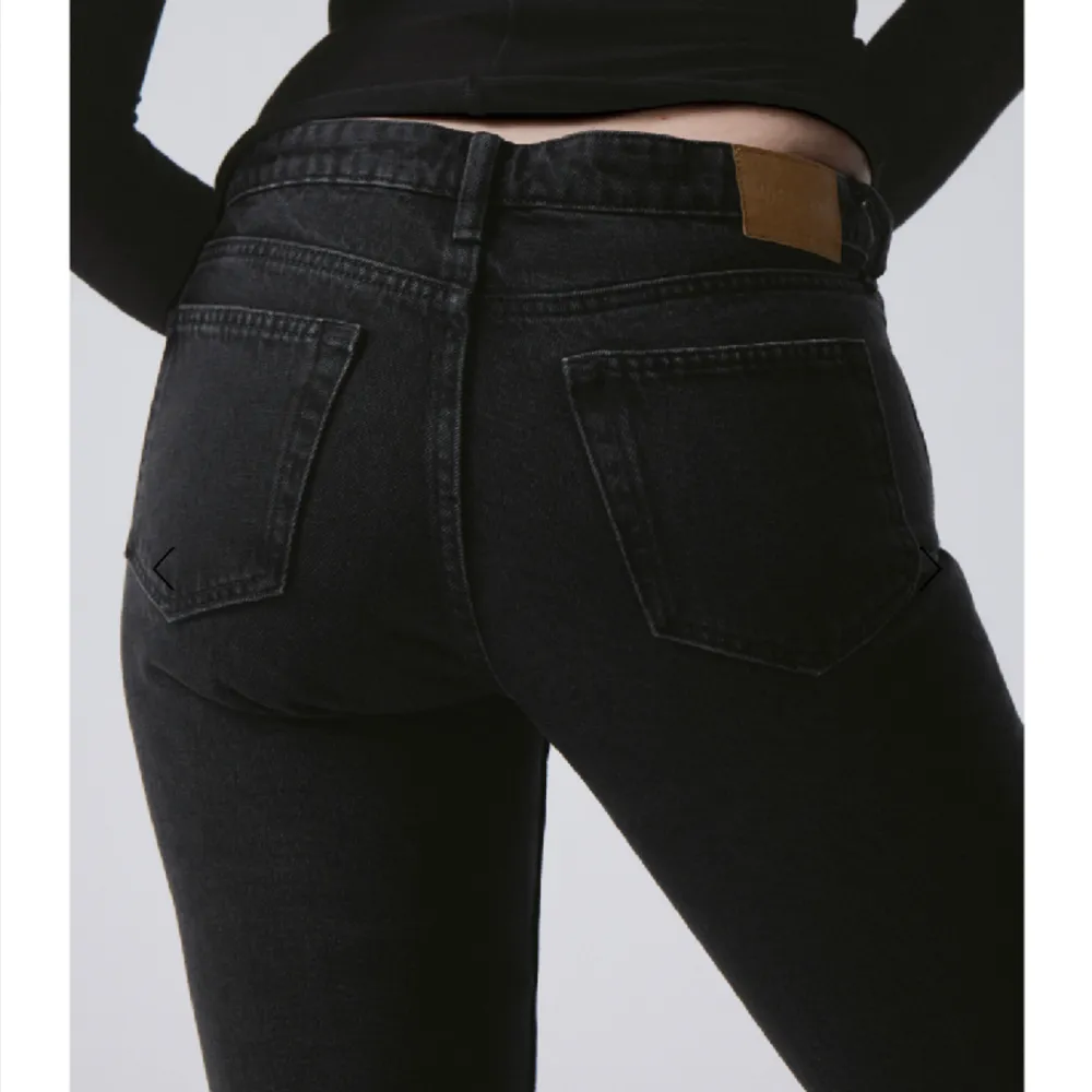 Helt nya Weekday jeans i modellen arrow low straight🤍Säljer pga dom är för stora till mig. Storlek 27/32. Jeans & Byxor.