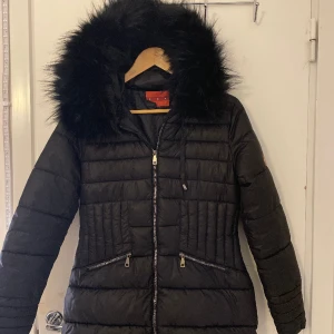 Vinter jacka - Vinter jacka med päls krage ny skicka alldrig använt 