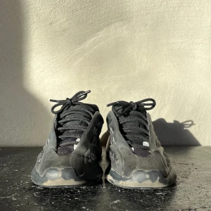 Yeezy 700 v3  - Säljer ett par Yeezy 700 v3 dark glow då de inte passar. De är storlek 44eu men passar 43eu och har använts ganska mycket. De kommer med sko lådan.   Skriv dm för fler bilder 