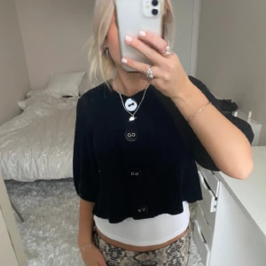 Kort kofta - Säljer denna svarta kort stickad kofta / bolero med trekvartsärm. Har du någon fråga är det bara att höra av dig🫶🏻