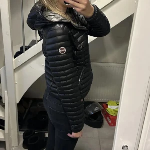 Colmar jacka - Säljer min colmar jacka. Den är superfin och i bra skick, förutom små repor under vänstra fickan. Se sista bilden! Strl 46, skulle säga att det motsvarar S-M💓 Säljer för 1500 kr💗
