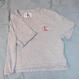 T shirt från Calvin Klein i grå som jag tyvärr inte an vänder längre. Den är storlek M men skulle säga den är liten och passar s eller xs med