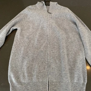 Kashmir zip - Säljer nu min kashmir zip i Storlek M. Den är i perfekt skick och nypris ligger runt 1400. Skriv för fler bilder eller eventuella frågor!