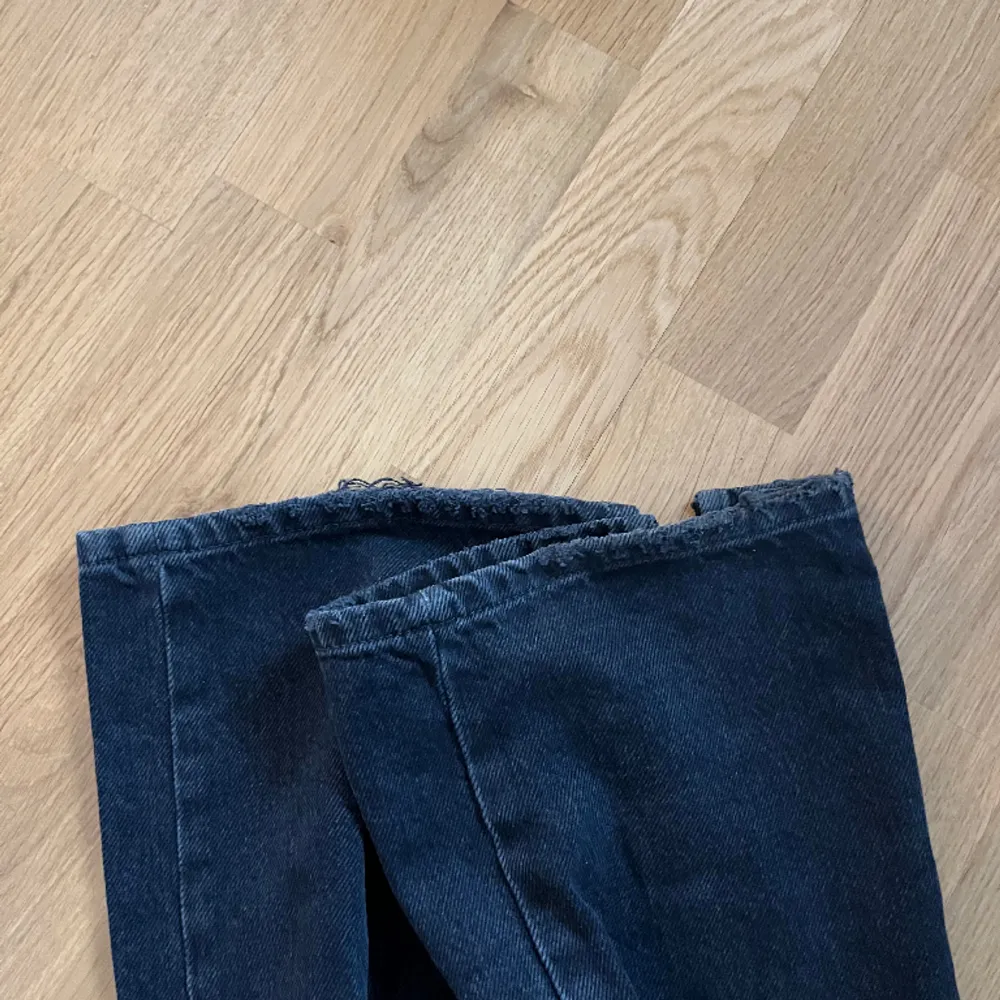 Svarta jeans från stradivarius med slits. slitna nertill se bild, därav priset. Man tänker dock inte så mycket på det när man har dom på. Jeans & Byxor.