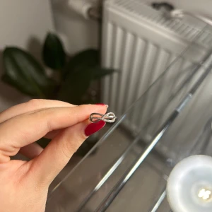 Äkta silver ring (infinity) - Säljer min äkta silver ring i infinity form med diamanter då jag bara använder guld. Annars är den jätte fin och i mycket god skick. Köptes för 299:- i ur&penn.