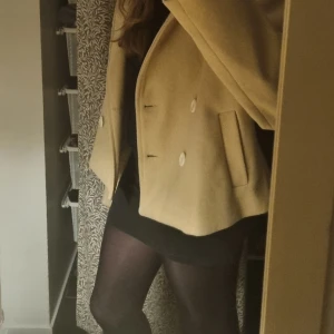 Kappa  - Säljer dena super fin kappa från NA-KD. Knappt använd. Storlek 40. Perfekt till våren💕