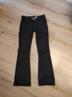 Svarta lowwaist jeans - Snygga svarta lowwaist jeans från h&ms barnavdelning. Storlek 164 men passar mig som är 160 bra. Möjligtvis lite långa, därav har jag gått lite på byxorna så de är lite nötta vi byxmudden. Bara att höra av dig vid frågor eller funderingar!💕