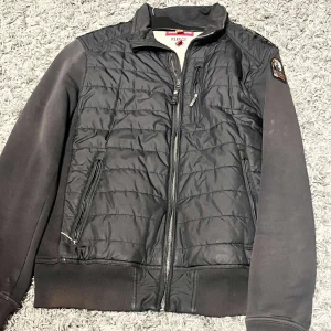 Parajumper Cardigan - Säljer nu min parajumper cardigan som jag använt ett tag så de finns några tråkiga fläckar på en därav priset! Hör av er vid funderingar