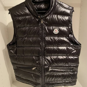 Moncler Gui väst - Tja! Säljer nu min feta Moncler Gui väst som passar helt perfekt nu till våren. Västen är använd men har ingen defekt. Hör gärna av dig vid minsta fundering😁
