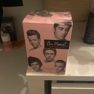 One direction parfym - Säljer min One direction our moment parfym som inte längre går att köpa🥰 