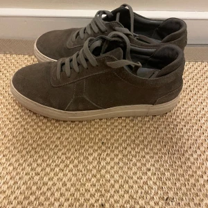 Axel Arigato Skor  - Säljer mina arigato skor då dom inte kommer till användning längre.  Dom är använda men är ändå i bra skick. Mockan är lite skadad.  Storlek 42 Pris 350kr   Box ingår  För fler bilder kom privat. 