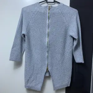 En superfin stickad tröja från Zara, knapp använd, som ny 🌸 liten i storleken, passar bättre som xs.