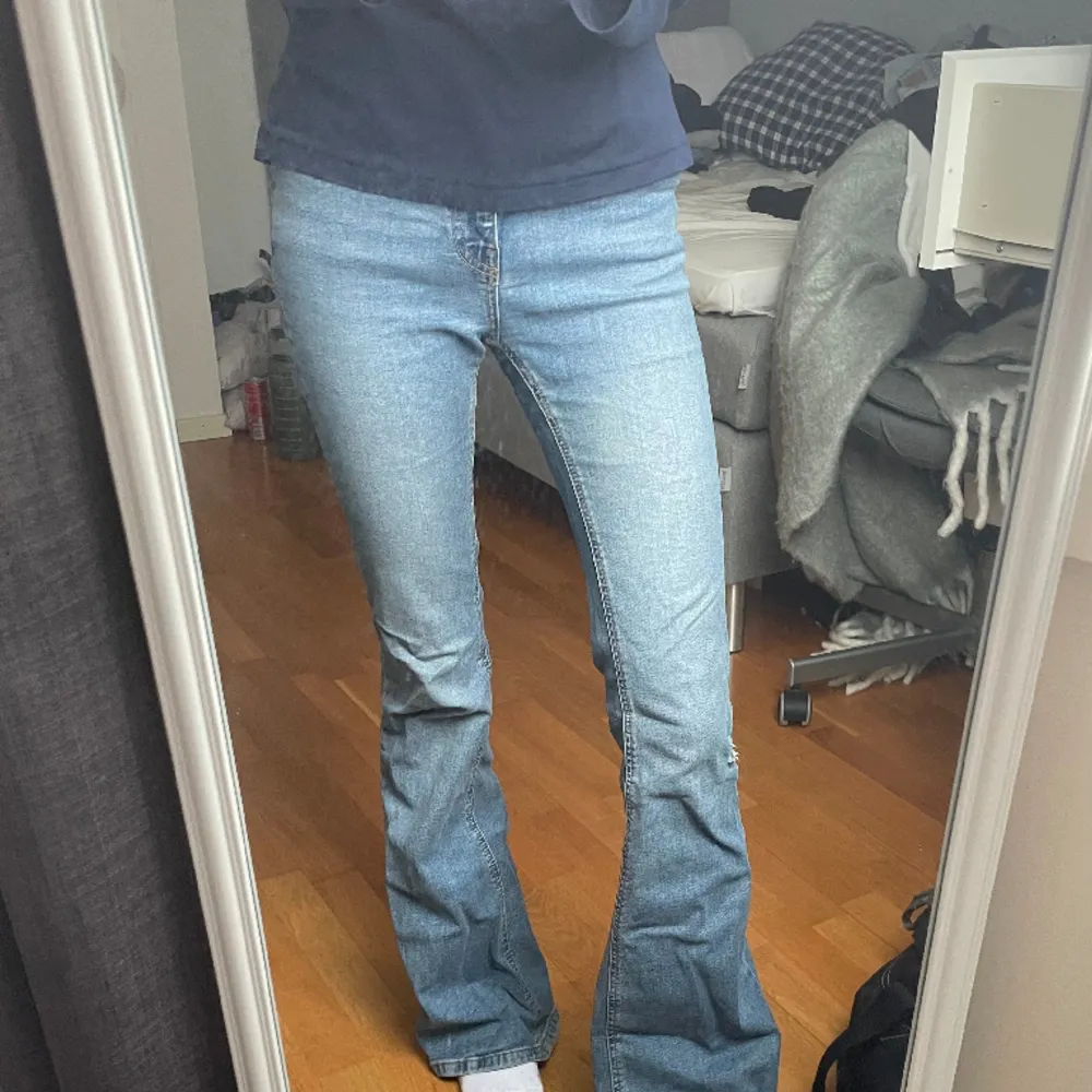 Lågmidjade bootcut jeans från pull&bear. Storlek 34 men skulle säga att det också passar 32. 💕. Jeans & Byxor.