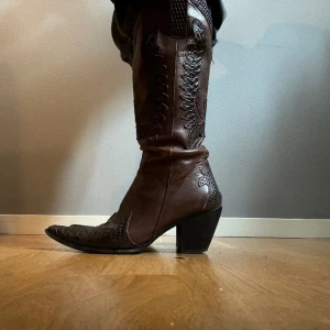 Cowboy boots  - Skit snygga cowboy boots i brunt läder