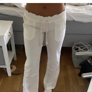 Linnebyxor - Snygga linnebyxor den Roxy , innebenslängd är 80, säljer nu då de kommer vara supersvåra att få tag i på sommaren. Lånade bilder, köp gärna med köp nu,  passar S. OBS har en slitning som jag är villig att sänka priset för, skriv privat för bild på de
