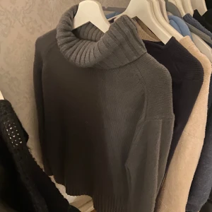 H&M tröja  - Denna tröja är använd ett par gånger men i fortfarande väldigt bra skick. Den är i storlek XS men passar även S.