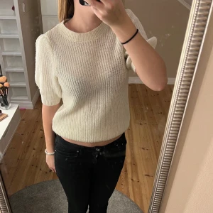 Stickad kortärmad tröja  - Säljer nu denna fina kortärmade stickade tröjan den är välanvänd men fortfarande väldigt fint skick❤️