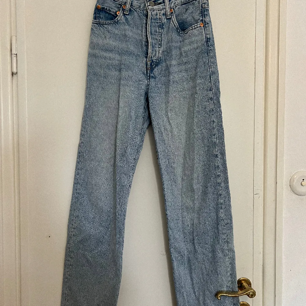 Snygga jeans från Levi’s, i tvättad blå färg. I modellen Ribcage Straight, w24. Jeans & Byxor.