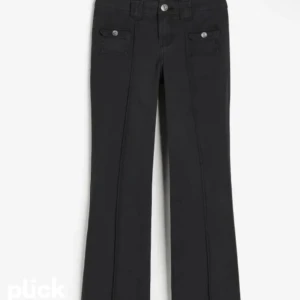 Hm jeans  - Jag säljer mina populära hm jeans i storlek 32, fint skick! Köparen står för frakten🥰 400kr men pris kan diskuteras! Fri frakt i 7 dagar framåt, hör av er vid frågor eller fler bilder!