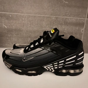 Air max plus 3 - Bra skick lite defekt på ena skon men inget man märker  Storlek 42,5 passar även bra som 43