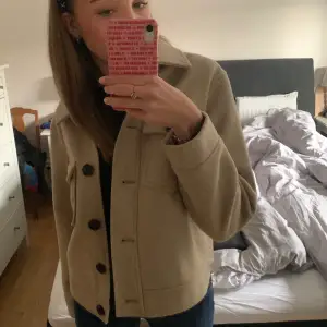 Beige jacka från Vero Moda, mycket gott skick!💕