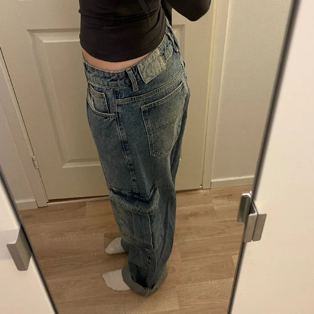 Over sized jeans från asos, längd 32, midja 30. . Jeans & Byxor.