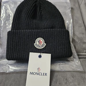 Moncler mössa  - Moncler mössa helt ny one size.