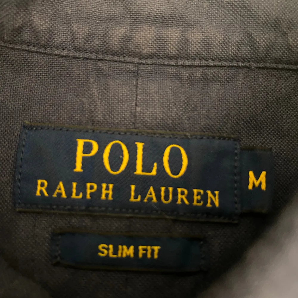 En fet Ralph Lauren skjorta som passar perfekt nu inför sommaren💫Storleken är M och skjortan är i slimfit💫 Skick 9/10 inga defekter men den är använd ett fåtal gånger💫 Nypris ca 1500 kr vårat pris är 449💫. (Pris går alltid att diskutera)💫. Skjortor.