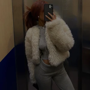 Pälsjacka  - Säljer denna pälsjacka då den inte kommer till användning längre. Köparen står för frakt💌