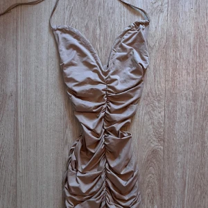Ruffad klänning - Beige klänning hel och ren inga defekter 