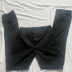 Raka kostymbyxor - Ett par jättefina raka kostymbyxor med låg midja och en slit nertill. Hör av dig om du har några frågor eller vill ha fler bilder!🥰