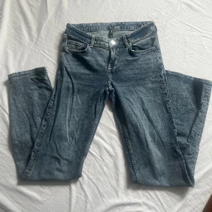 Lågmidjade jeans - Jag säljer ett par lågmidjade bootcutjeans från hm. Jeansen är i jättebra skick, hör av dig om du har några frågor!🥰