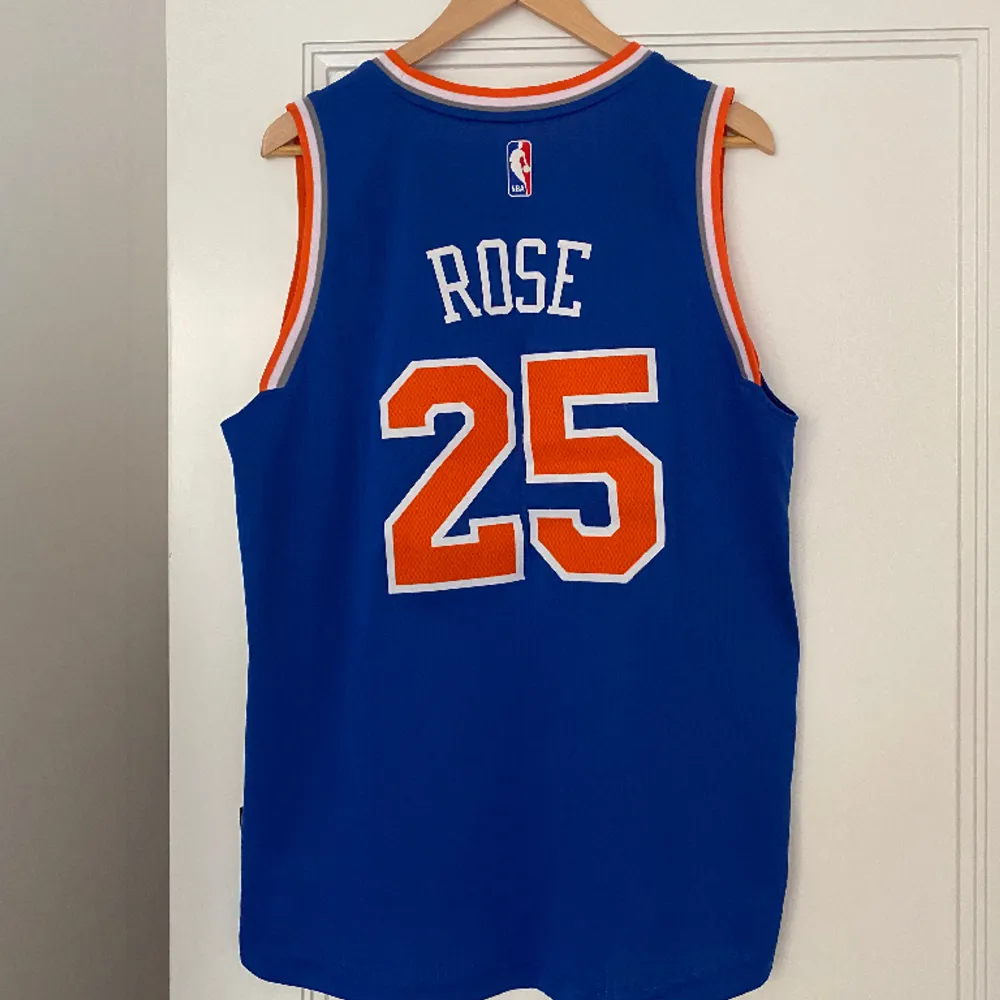 Basketlinne Herr Storlek L. Derrick Rose nummer 25 - New York Knicks. Använd. . Hoodies.