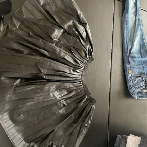 Skin kjol - Svart skin kjol i gott skick , storlek 134/140😇