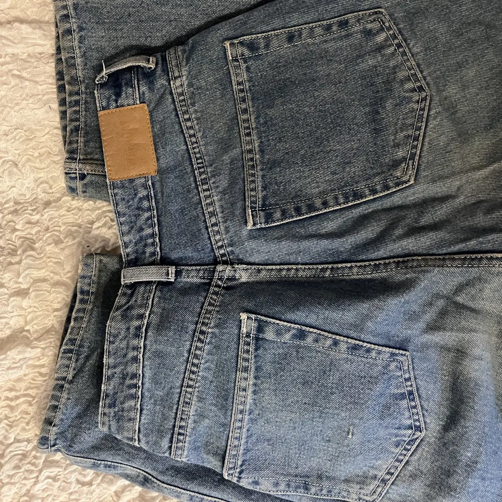 Jag säljer dessa Rowe-weekday jeans i fint skick då de ej passar mig längre. De har lite högre midja och är raka i modellen, alltså är benen mer utsvängande. Så himla fina och perfekta staple-jeans🌸 De är storlek 26 i midjan och 30 i längd!. Jeans & Byxor.