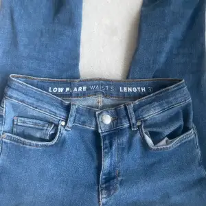 Säljer nu en av mina favorit jeans tyvärr då dem blivit för små..💓 Dem är jätte fina skick och så sköna! Jag köpte dem för ett tag sen, så kommer inte ihåg vart. Dem är från märket never.  Passar någon runt 155-160. 💘