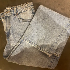 Snygga low rise baggy jeans - Säljer dessa coola lågmidjade baggy jeansen som tyvärr är för små för mig runt höfterna. Slutsålda på hemsidan. Skriv till mig för mer info och bilder💗