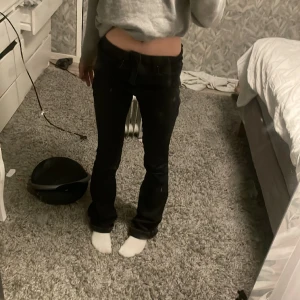 Lågmidjade svarta jeans - Snygga svarta jeans, nu skick, använd 1 gång, mins ej vad jag köpte dom i från, säljer för 100kr priset kan diskuteras