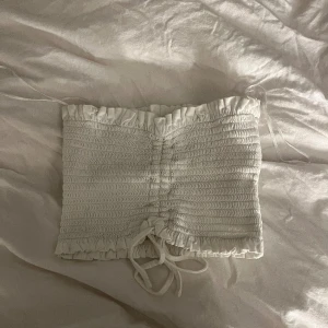 tub topp bikbok - säljer min tub topp från bikbok som är använd några enstaka gånger under sommaren. jätte fin och söt, väldigt stressig av sig så den passar xs s och kan nog passa m, hör av dig vid intresse🩷