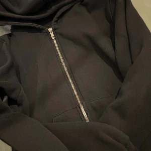 Svart ziphoodie  - Svart hoodie med dragkedja.   Nypris: 150kr