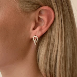 SNÖ örhängen  - SNÖ of sweden örhängen i roseguld (se bild 3) i fint skick, använt ett par ggr bara. Inköpt för 299kr, säljer för 89kr   [Säljer de i roseguld och inte guld som på bild 2, utan de på bild 3]