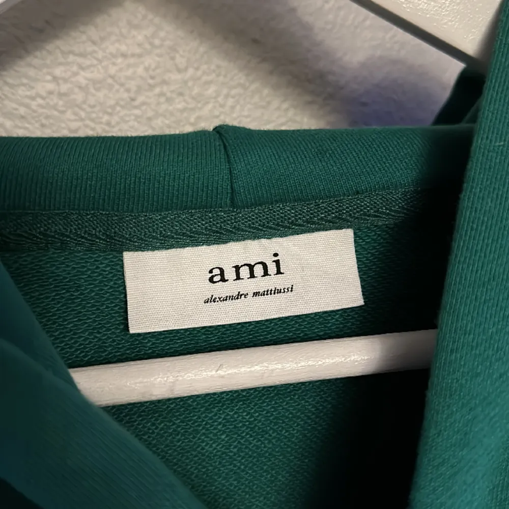 Riktigt schysst Ami Paris hoodie i bra skick i en modern färg som är perfekt för våren. Säljer för ett riktigt bra pris då den inte passar i storleken längre. Skriv för funderingar. . Hoodies.