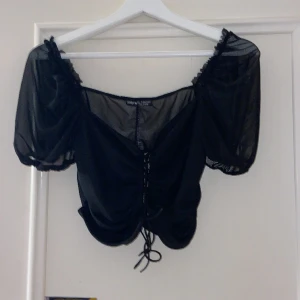 Svart topp  - Svart topp ifrån shein.. Storlek L men passar även M 