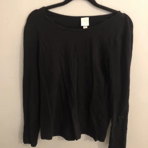 Svart basic tröja - Går att ha till mycket olika plag den är från hm och har nog inte använt den så mycket 🤗❤️