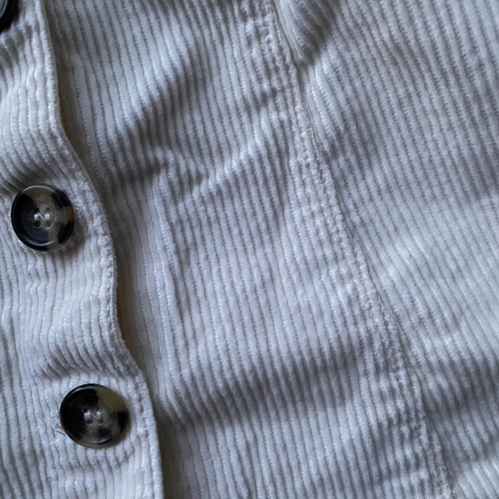 Beige manchester minikjol med knappar! Använd men fortfarande ok skick. Säljer eftersom den inte kommer till användning längre. Ingen retur och köparen står för frakt💞. Kjolar.