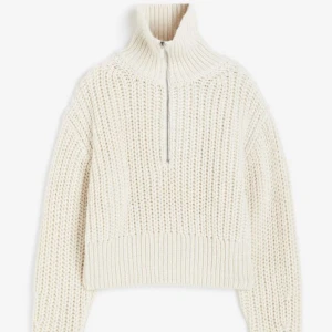 Stickad tröja - Stickad tröja som jag köpte på hm men använder ej längre. Storlek S. Köpte för nästan 400kr säljer billigt för 160kr.💓