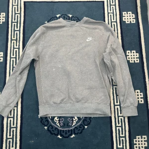 Nike tröja - Hej, säljer min Nike tröja för att den inte kommer till användning. Den har två hål där den gråa färgen gått bort därför är den så billig! 